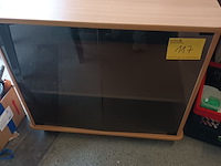 Lot 117 - kast met glazen deuren op wielen - afbeelding 3 van  3