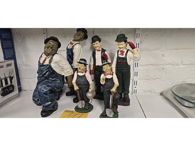 Lot 117 - laurel & hardy beeldjes 6 stuks - afbeelding 1 van  4