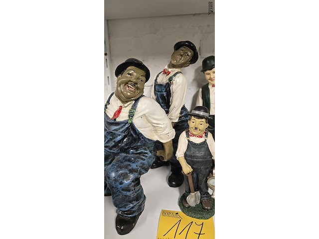 Lot 117 - laurel & hardy beeldjes 6 stuks - afbeelding 2 van  4