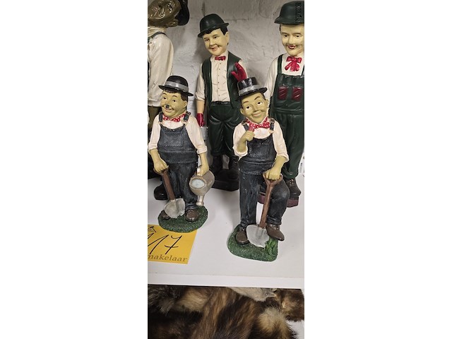 Lot 117 - laurel & hardy beeldjes 6 stuks - afbeelding 3 van  4