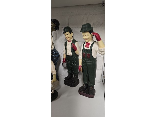 Lot 117 - laurel & hardy beeldjes 6 stuks - afbeelding 4 van  4