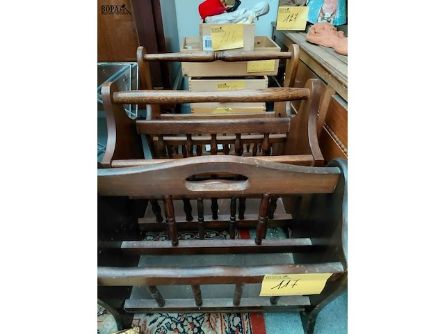 Lot 117 - lot houten krantenbak - afbeelding 1 van  4