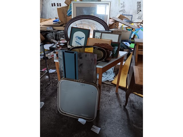 Lot 117 - lot kadertjes en spiegels - afbeelding 1 van  3