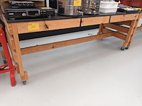 Lot 117 - mobiele houten werktafel. 2 stuks - afbeelding 1 van  2