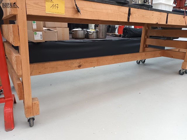 Lot 117 - mobiele houten werktafel. 2 stuks - afbeelding 2 van  2