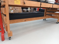 Lot 117 - mobiele houten werktafel. 2 stuks - afbeelding 2 van  2