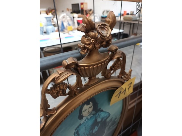 Lot 117 - ovalen vergulde kader - afbeelding 2 van  3