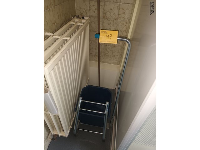 Lot 117 - poetsmateriaal. 2 stuks - afbeelding 1 van  3