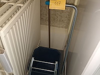 Lot 117 - poetsmateriaal. 2 stuks - afbeelding 1 van  3