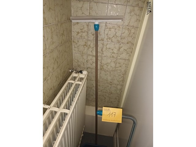 Lot 117 - poetsmateriaal. 2 stuks - afbeelding 2 van  3