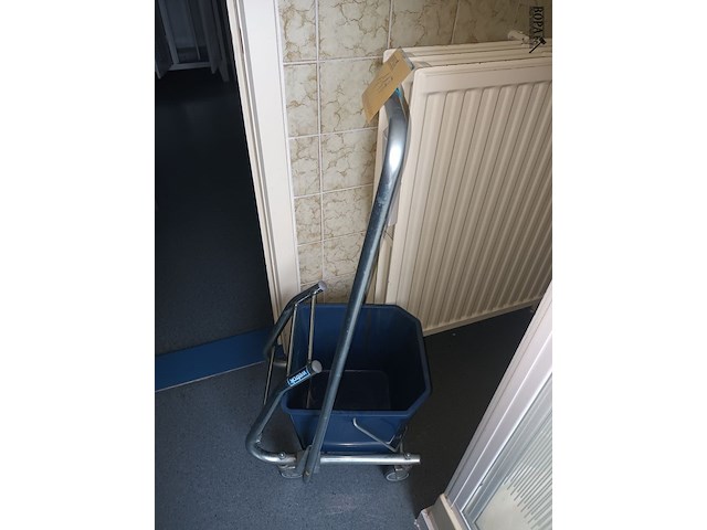 Lot 117 - poetsmateriaal. 2 stuks - afbeelding 3 van  3