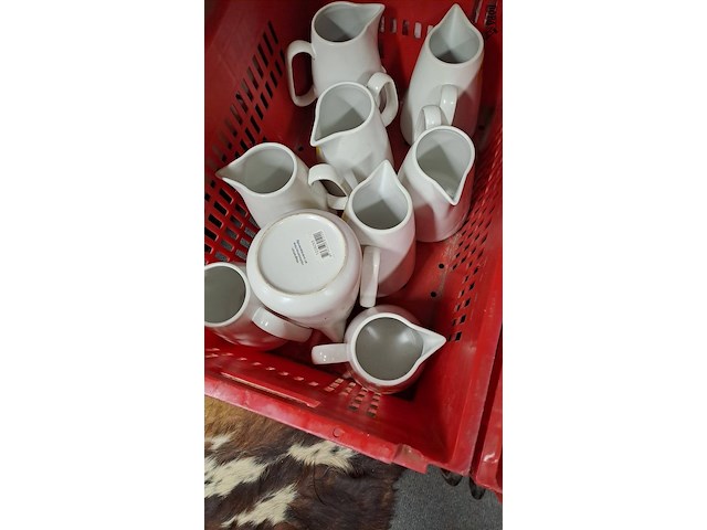 Lot 117 - porseleinen witte kannen 9 stuks - afbeelding 1 van  2