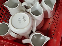 Lot 117 - porseleinen witte kannen 9 stuks - afbeelding 1 van  2