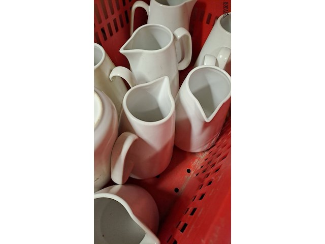 Lot 117 - porseleinen witte kannen 9 stuks - afbeelding 2 van  2