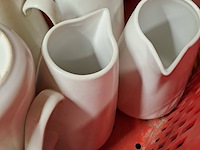 Lot 117 - porseleinen witte kannen 9 stuks - afbeelding 2 van  2