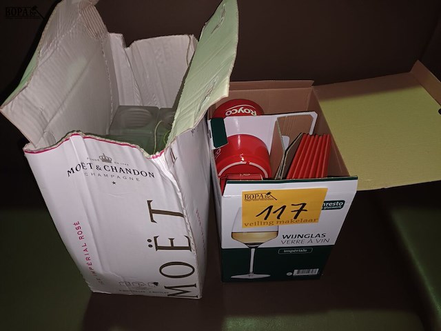 Lot 117 - soeptassen en theelichthouders - afbeelding 1 van  3