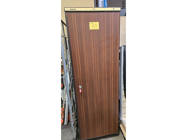 Lot 117 - wijnkoeler iberna met sleutel - afbeelding 1 van  3