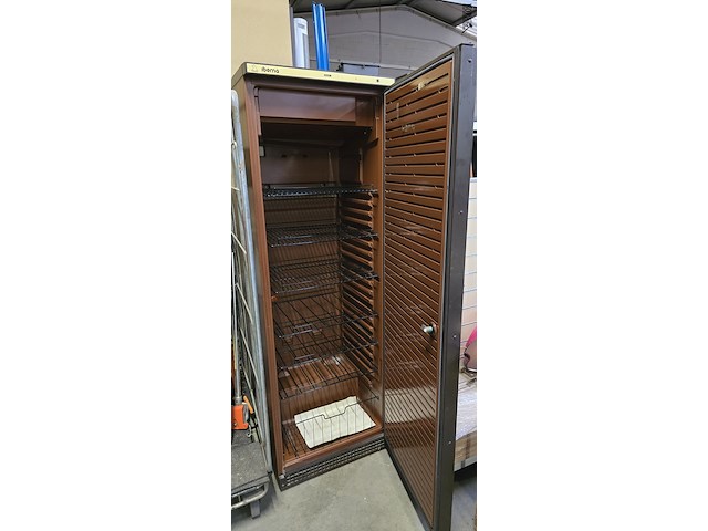 Lot 117 - wijnkoeler iberna met sleutel - afbeelding 2 van  3