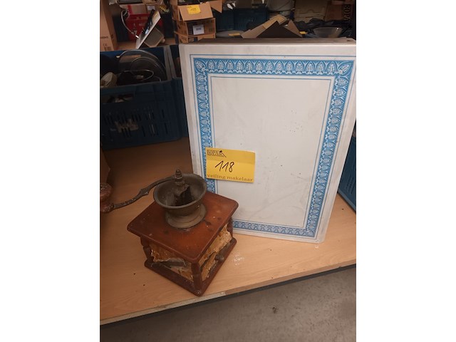 Lot 118 - ehbo kastje en koffiemolen - afbeelding 1 van  3