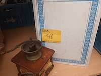 Lot 118 - ehbo kastje en koffiemolen - afbeelding 1 van  3