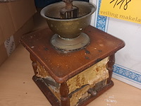 Lot 118 - ehbo kastje en koffiemolen - afbeelding 2 van  3