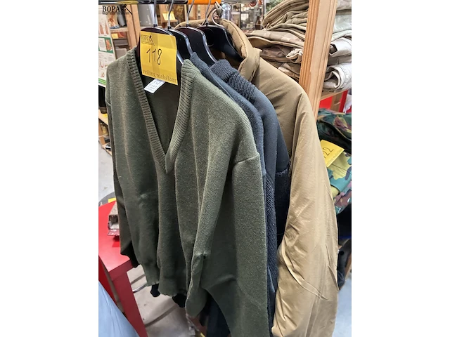 Lot 118 - lot legerkledij - afbeelding 1 van  8