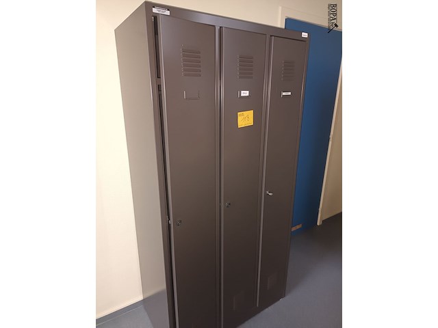 Lot 118 - metalen lockerkast - afbeelding 1 van  3
