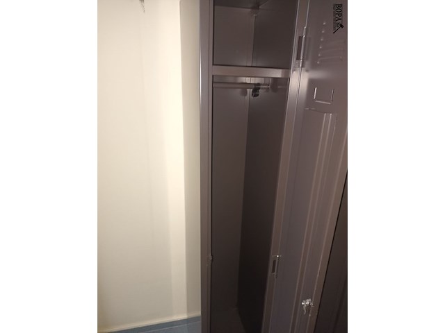 Lot 118 - metalen lockerkast - afbeelding 2 van  3