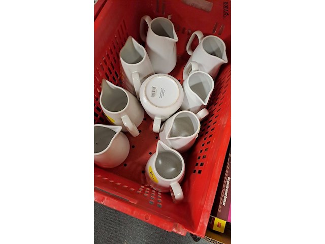 Lot 118 - porseleinen witte kannen 9 stuks - afbeelding 1 van  2