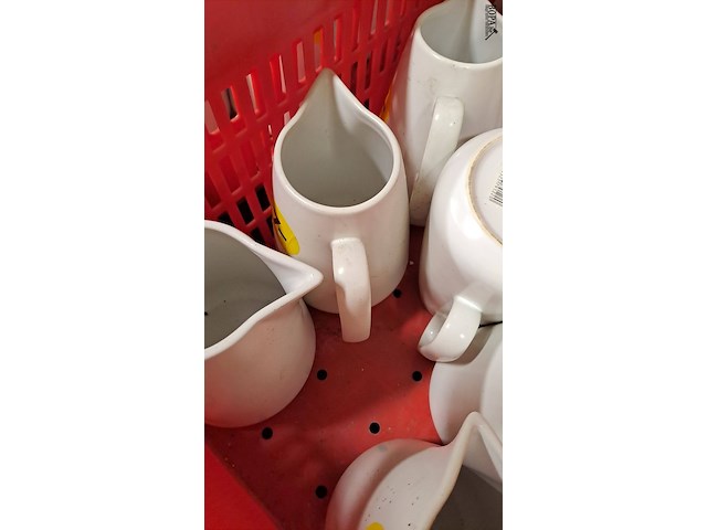 Lot 118 - porseleinen witte kannen 9 stuks - afbeelding 2 van  2