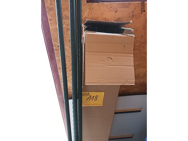 Lot 118 - restrol tuindraad en palen - afbeelding 1 van  4