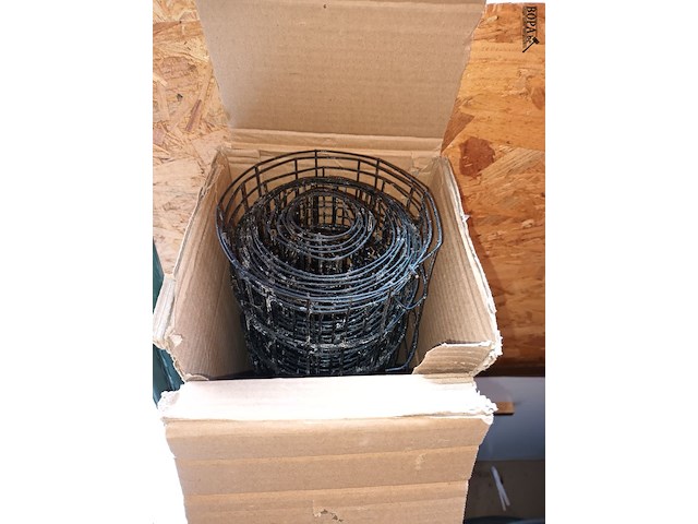 Lot 118 - restrol tuindraad en palen - afbeelding 2 van  4