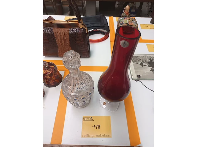Lot 118 - vazen. 2 stuks - afbeelding 5 van  5