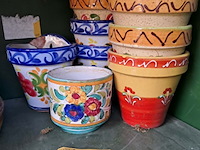Lot 118 - vintage kleurrijke bloempotten met bloemenpatroon - afbeelding 3 van  3