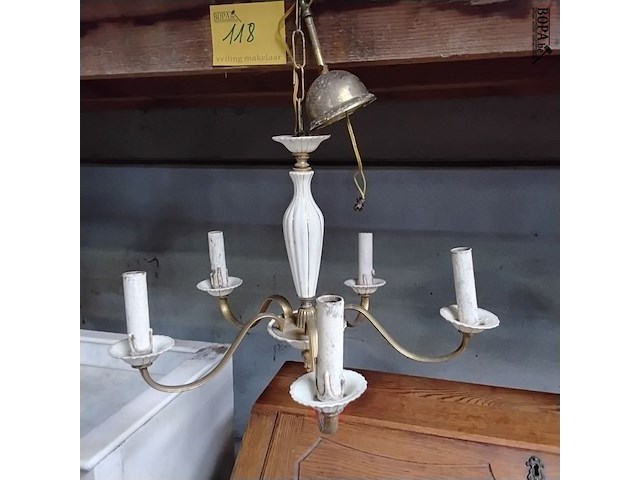Lot 118 - vintage kroonluchter - witte opaline - kaarsfittingen - afbeelding 1 van  3
