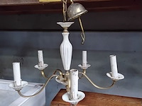 Lot 118 - vintage kroonluchter - witte opaline - kaarsfittingen - afbeelding 1 van  3
