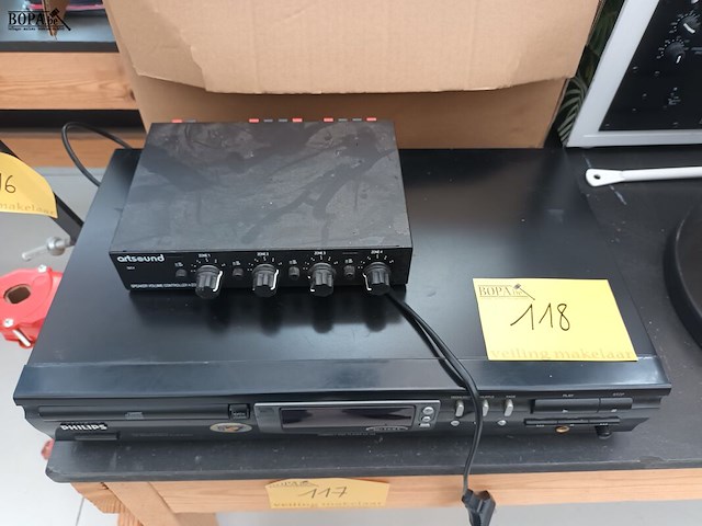 Lot 118 - volume controller en cd speler - afbeelding 1 van  4
