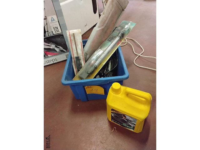 Lot 118 - werkgerief voor herstel auto: motorolie, lampen, loopwerklam - afbeelding 1 van  5