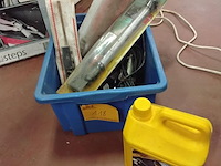 Lot 118 - werkgerief voor herstel auto: motorolie, lampen, loopwerklam - afbeelding 1 van  5
