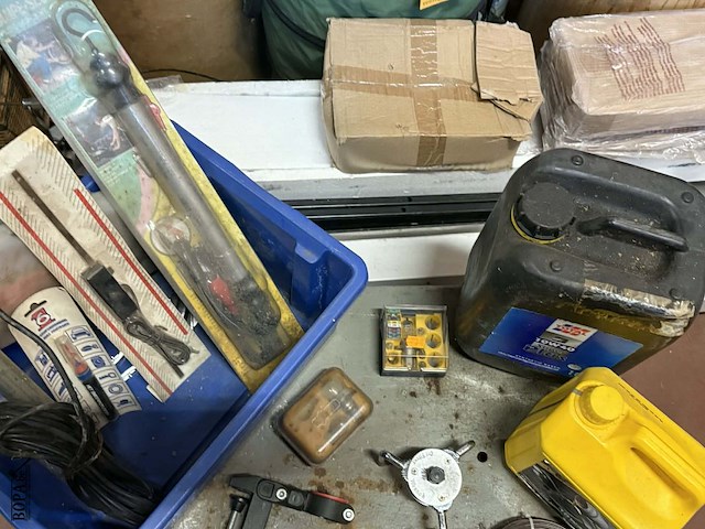 Lot 118 - werkgerief voor herstel auto: motorolie, lampen, loopwerklam - afbeelding 2 van  5