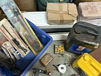 Lot 118 - werkgerief voor herstel auto: motorolie, lampen, loopwerklam - afbeelding 2 van  5