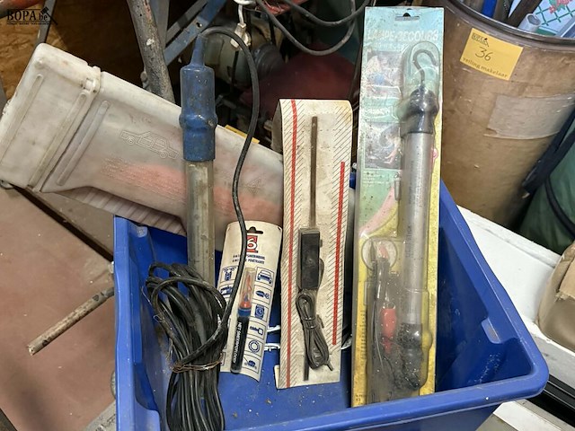 Lot 118 - werkgerief voor herstel auto: motorolie, lampen, loopwerklam - afbeelding 3 van  5