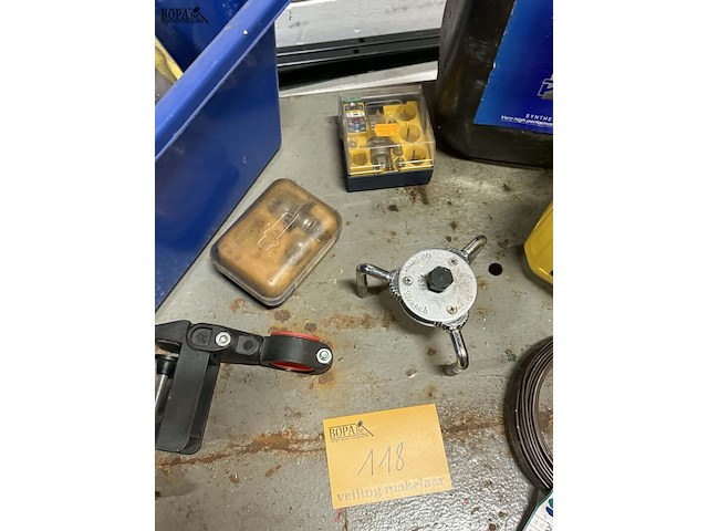 Lot 118 - werkgerief voor herstel auto: motorolie, lampen, loopwerklam - afbeelding 4 van  5