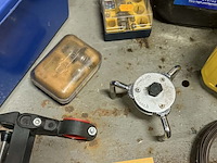 Lot 118 - werkgerief voor herstel auto: motorolie, lampen, loopwerklam - afbeelding 4 van  5