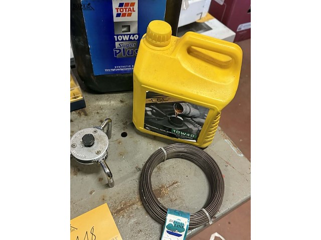 Lot 118 - werkgerief voor herstel auto: motorolie, lampen, loopwerklam - afbeelding 5 van  5