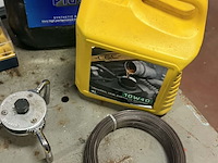 Lot 118 - werkgerief voor herstel auto: motorolie, lampen, loopwerklam - afbeelding 5 van  5