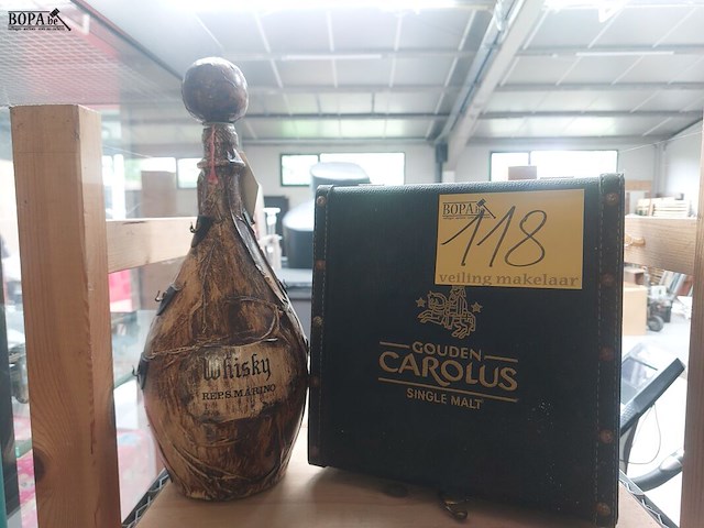 Lot 118 - whiskyfaraf en doos gouden carolus - afbeelding 1 van  3