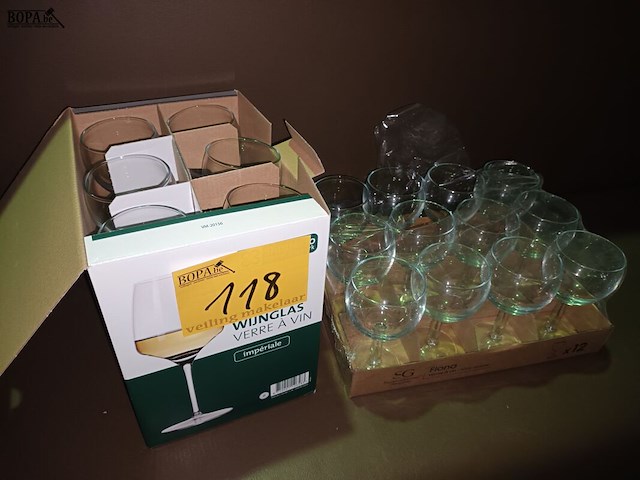 Lot 118 - wijnglazen bolletjes - afbeelding 1 van  3