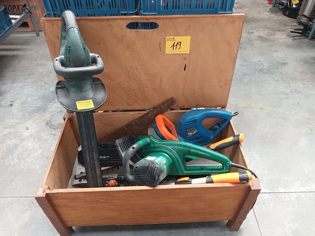Lot 119 - bak met tuingereedschap - afbeelding 1 van  10