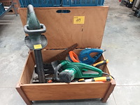 Lot 119 - bak met tuingereedschap - afbeelding 1 van  10